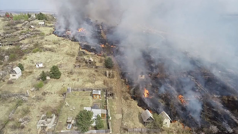 Πύρινη κόλαση η Σιβηρία: Δέκα νεκροί από πυρκαγιές – Περισσότερα από 450 σπίτια κάηκαν